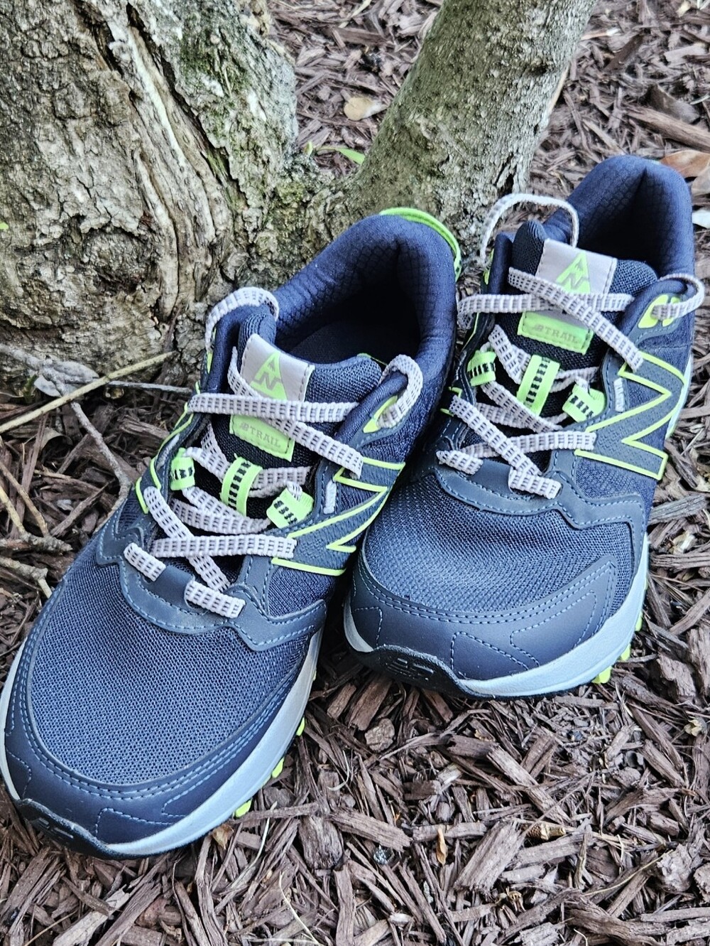 New Balance 410V7 Trail Navy and Lime Trail Sneakers SIZE 8.5 Women